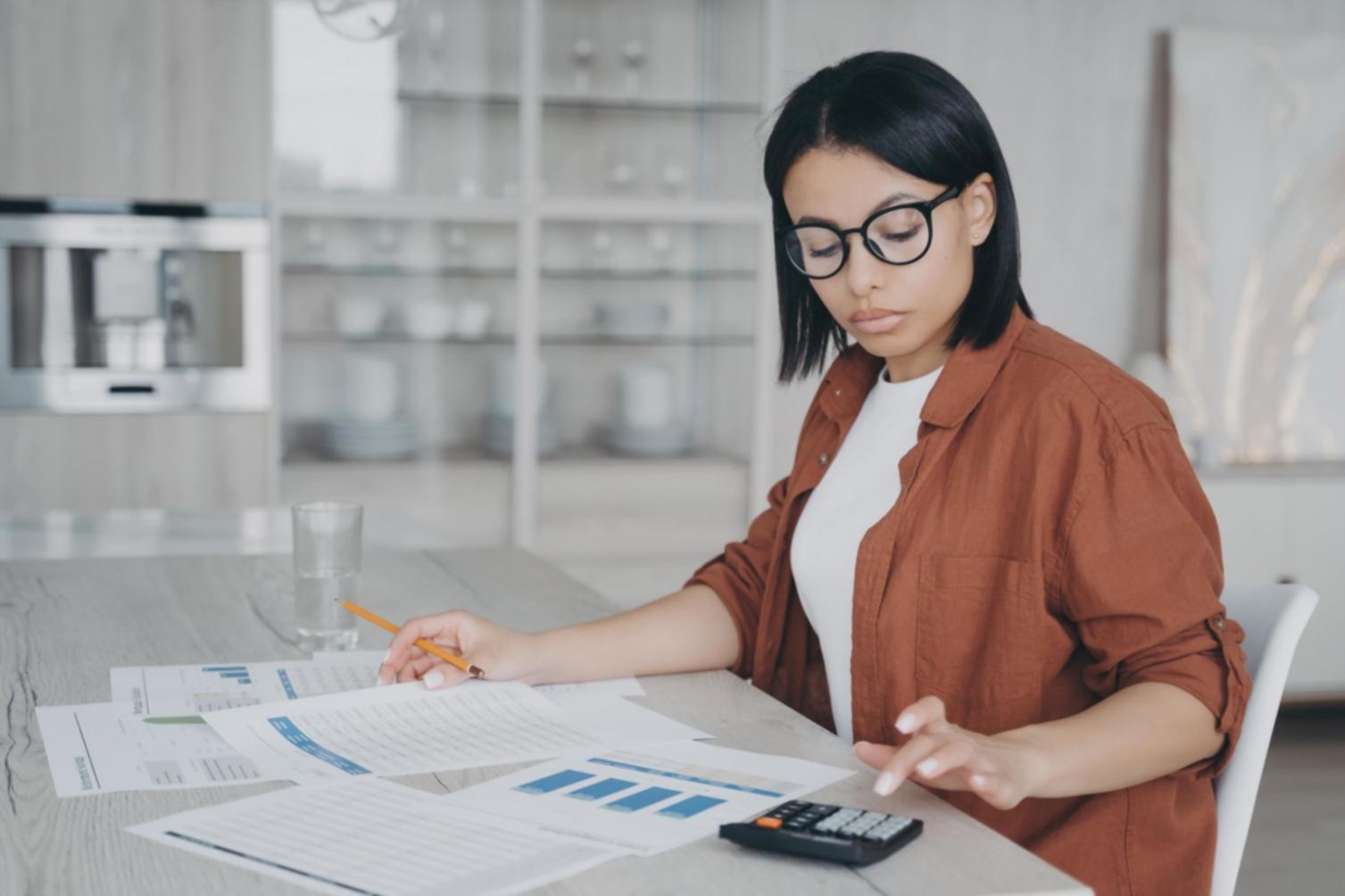 Profesionales analizando métricas financieras en oficina moderna
